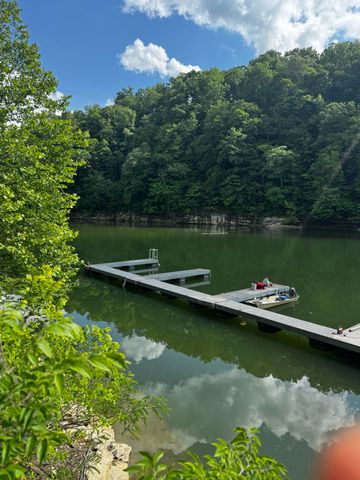 717 Paradise Lake Drive, Somerset, KY 42501