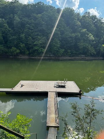 717 Paradise Lake Drive, Somerset, KY 42501