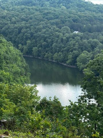 717 Paradise Lake Drive, Somerset, KY 42501