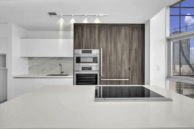 851 NE 1ST Avenue 1002, Miami, FL 33132
