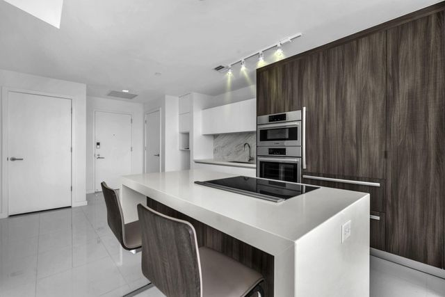 851 NE 1ST Avenue 1002, Miami, FL 33132