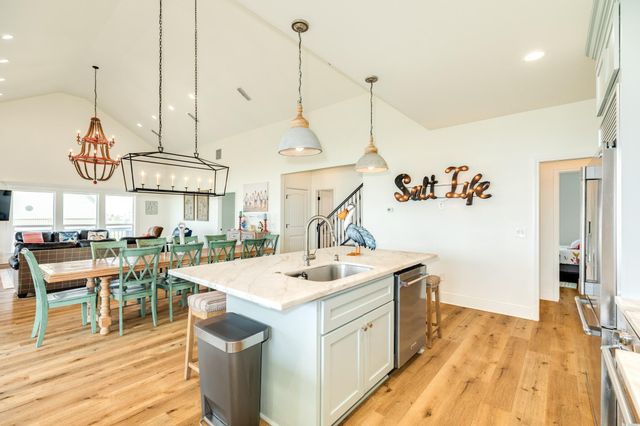 998 Austin Drive, Gilchrist, TX 77617