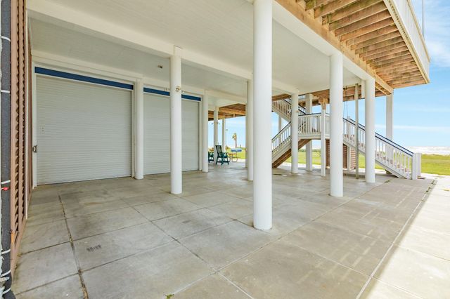 998 Austin Drive, Gilchrist, TX 77617
