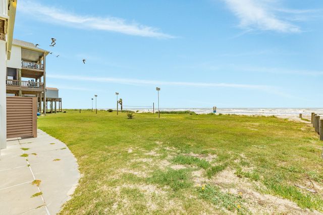 998 Austin Drive, Gilchrist, TX 77617