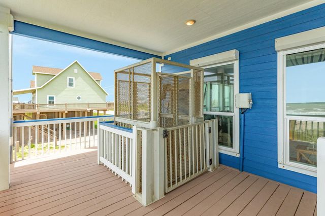 998 Austin Drive, Gilchrist, TX 77617