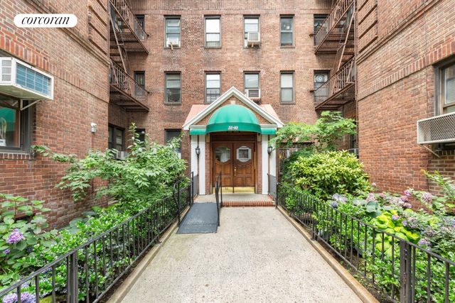 3540 82nd St Apt 4H, New York City, NY 11372