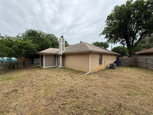 221 Arnold Street, Crowley, TX 76036