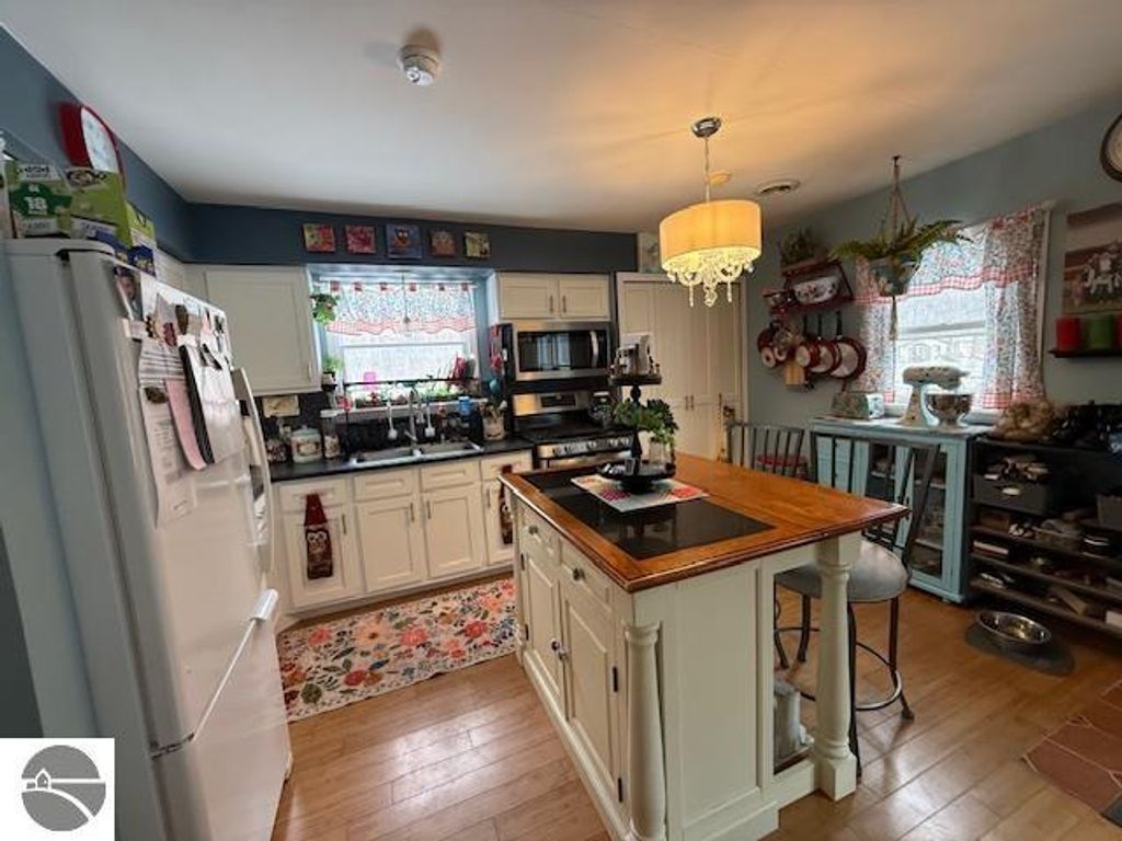 Image 10 of property listing at 18575 Royena Drive, Marion, MI 49665