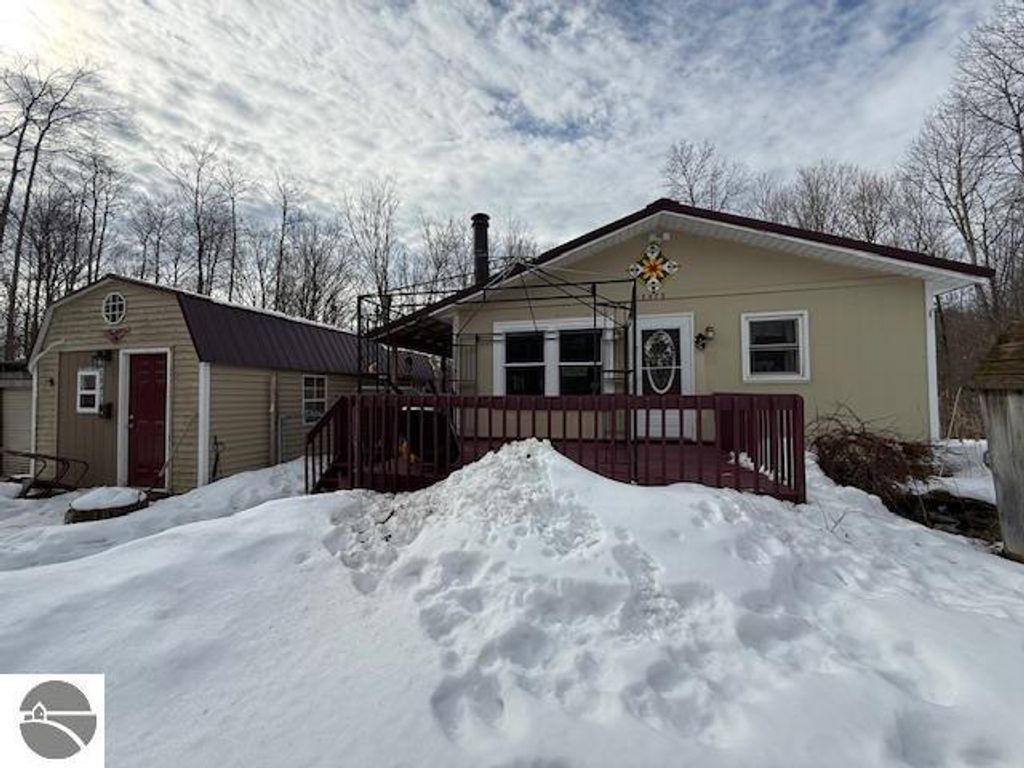 Image 4 of property listing at 18575 Royena Drive, Marion, MI 49665