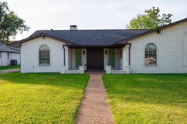 502 Red Bud Ln, Baytown, TX 77520