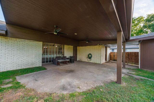 502 Red Bud Ln, Baytown, TX 77520