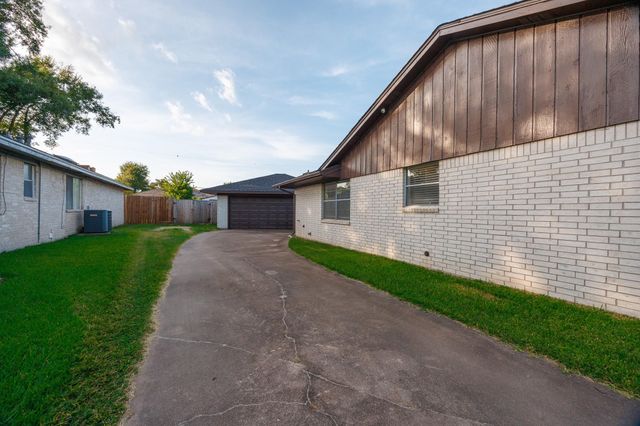 502 Red Bud Ln, Baytown, TX 77520