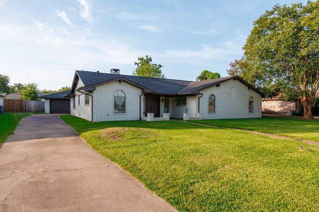 502 Red Bud Ln, Baytown, TX 77520