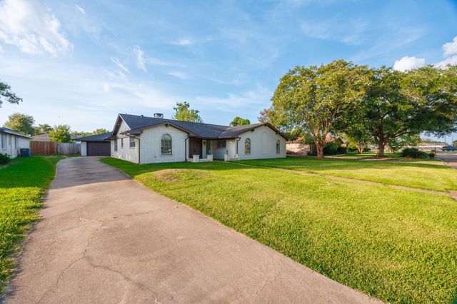 502 Red Bud Ln, Baytown, TX 77520