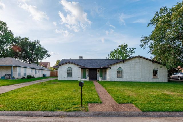 502 Red Bud Ln, Baytown, TX 77520