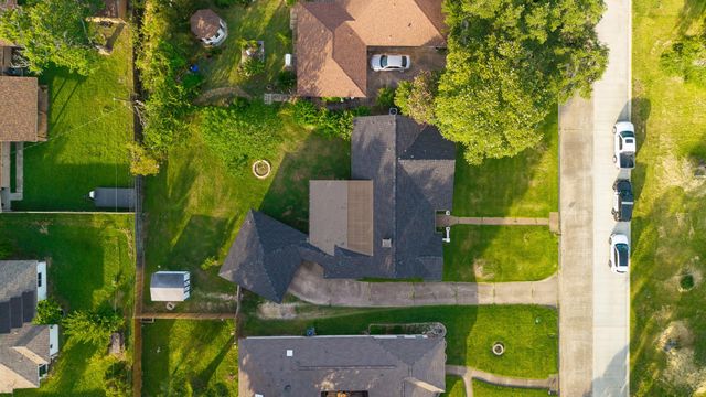 502 Red Bud Ln, Baytown, TX 77520