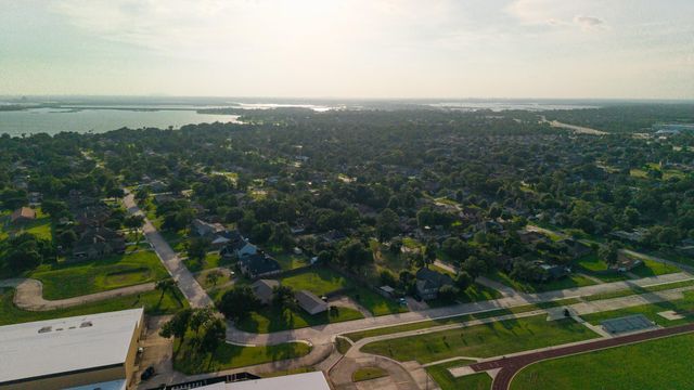 502 Red Bud Ln, Baytown, TX 77520