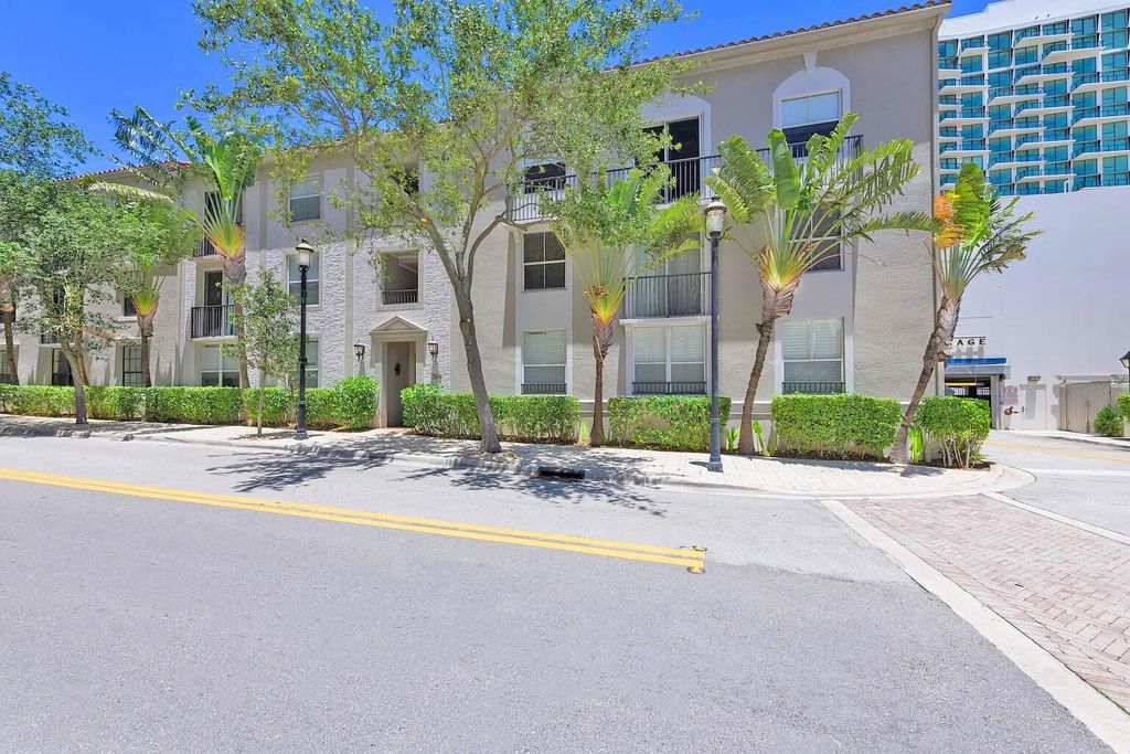 560 S Sapodilla 203 Avenue 203, West Palm Beach, FL 33401