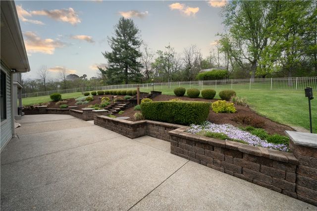 657 Lakeview Dr, South Strabane, PA 15301