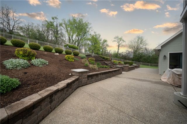 657 Lakeview Dr, South Strabane, PA 15301
