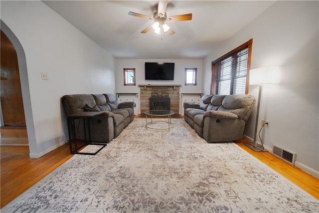 657 Lakeview Dr, South Strabane, PA 15301