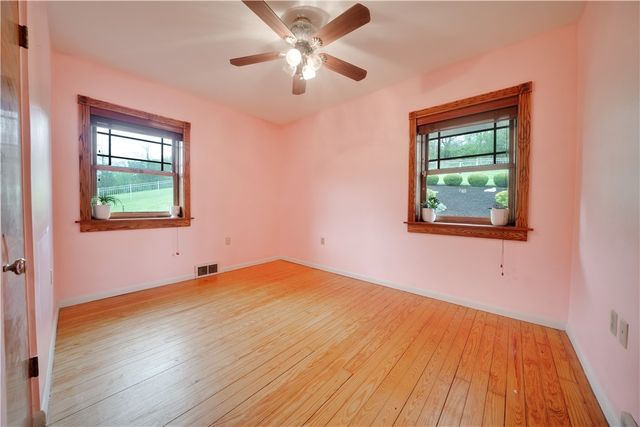 657 Lakeview Dr, South Strabane, PA 15301