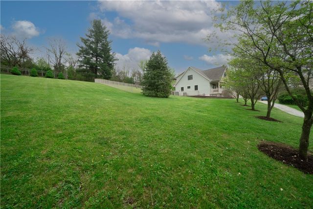 657 Lakeview Dr, South Strabane, PA 15301