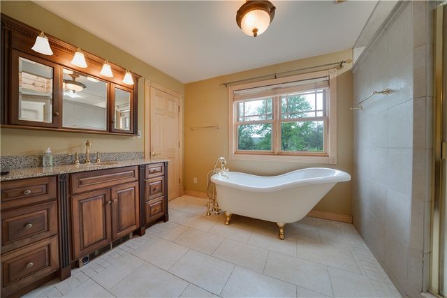 657 Lakeview Dr, South Strabane, PA 15301