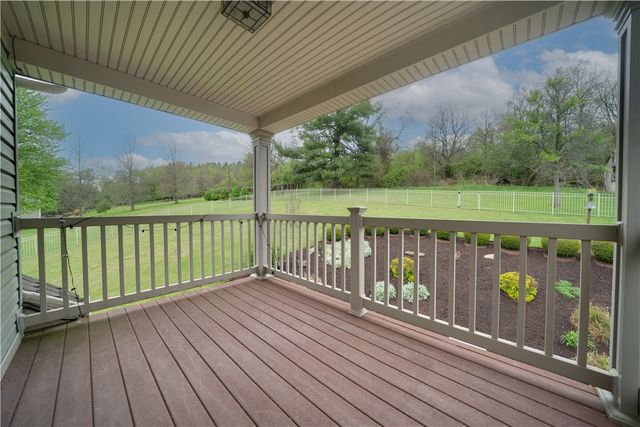 657 Lakeview Dr, South Strabane, PA 15301