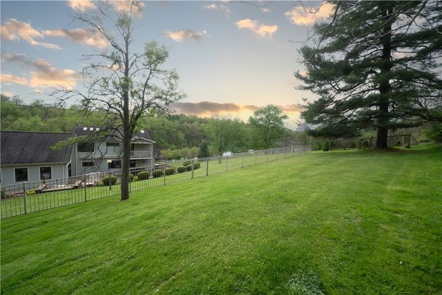 657 Lakeview Dr, South Strabane, PA 15301