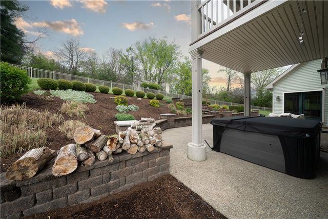 657 Lakeview Dr, South Strabane, PA 15301