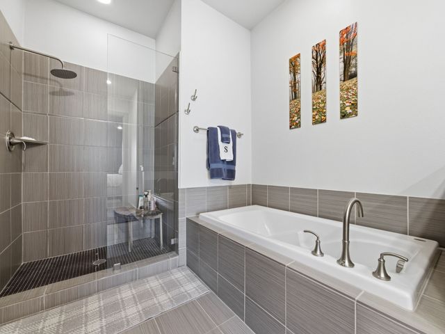 7333 Valley View Lane 305, Dallas, TX 75240