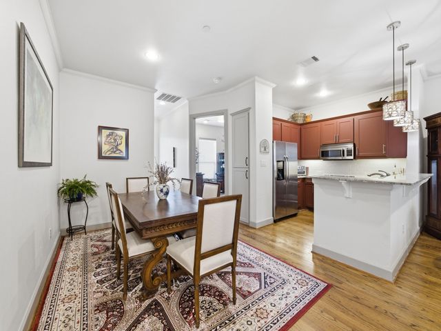 7333 Valley View Lane 305, Dallas, TX 75240