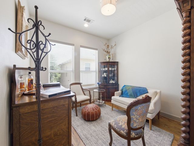 7333 Valley View Lane 305, Dallas, TX 75240
