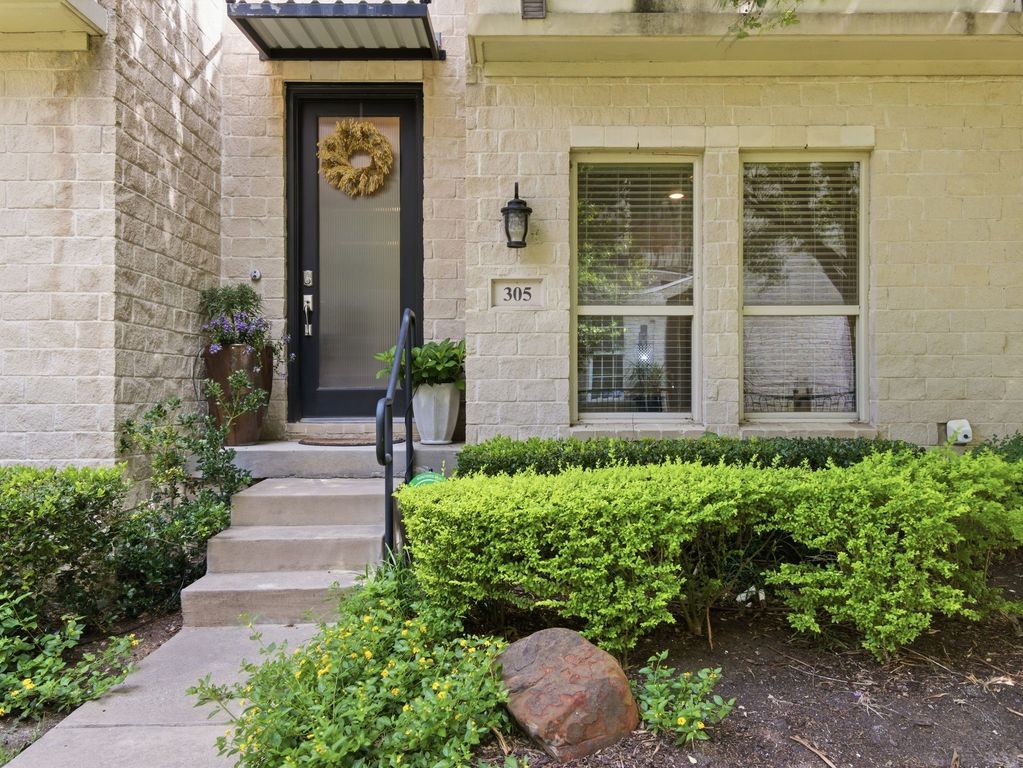 7333 Valley View Lane 305, Dallas, TX 75240