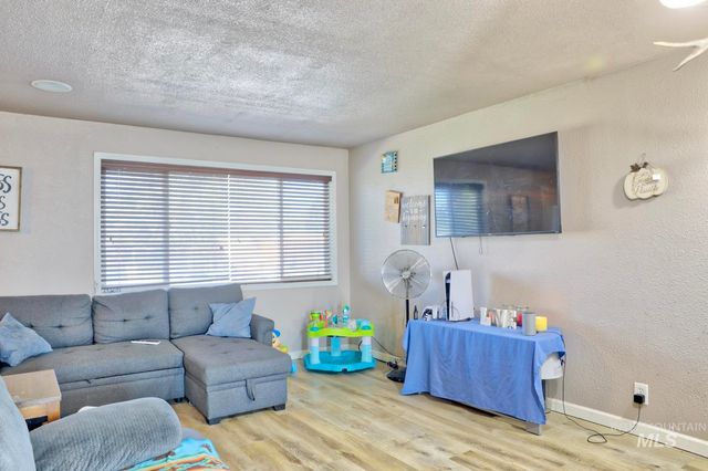 130 E Morris Ct, Kuna, ID 83634