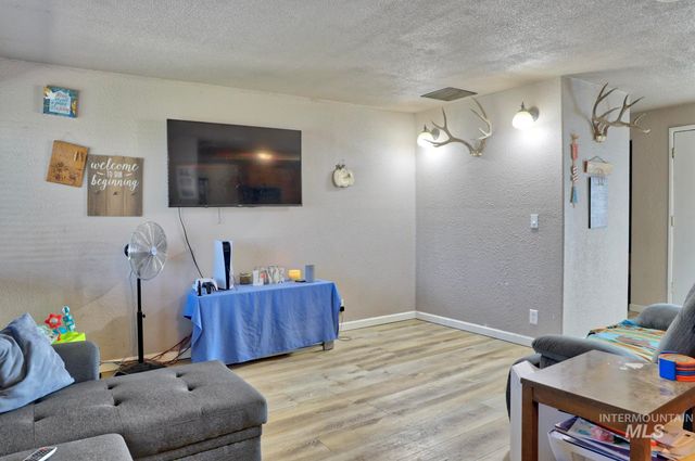 130 E Morris Ct, Kuna, ID 83634