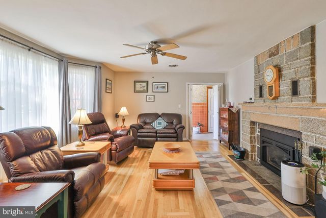 1205 PENNSYLVANIA AVE, Emmaus, PA 18049