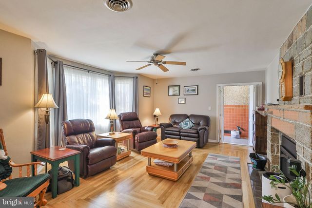 1205 PENNSYLVANIA AVE, Emmaus, PA 18049