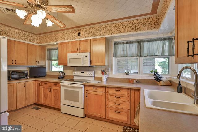 1205 PENNSYLVANIA AVE, Emmaus, PA 18049