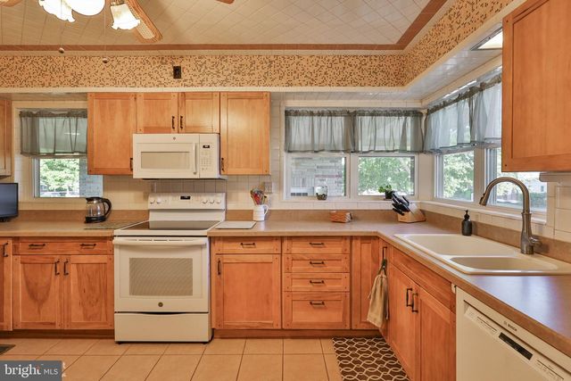 1205 PENNSYLVANIA AVE, Emmaus, PA 18049