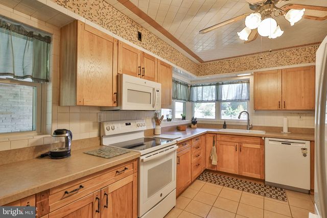 1205 PENNSYLVANIA AVE, Emmaus, PA 18049