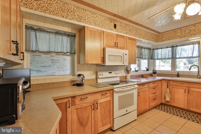 1205 PENNSYLVANIA AVE, Emmaus, PA 18049