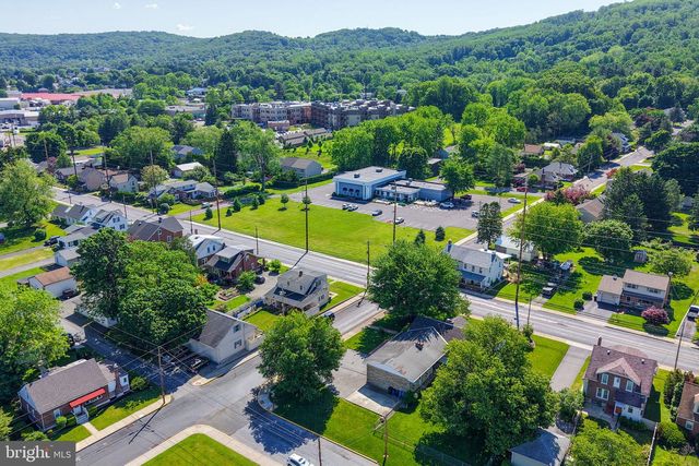 1205 PENNSYLVANIA AVE, Emmaus, PA 18049