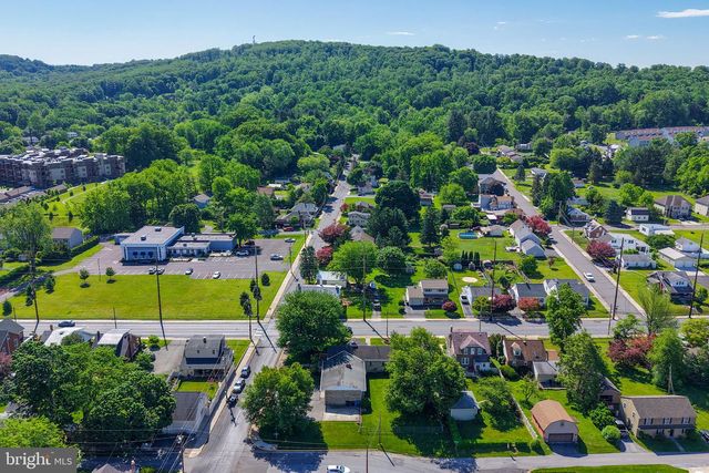 1205 PENNSYLVANIA AVE, Emmaus, PA 18049