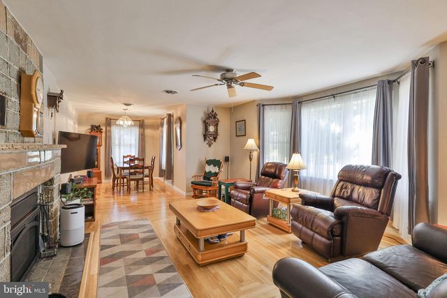 1205 PENNSYLVANIA AVE, Emmaus, PA 18049