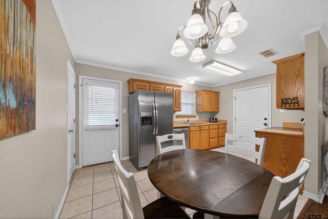 823 Willow Creek Dr, Jacksonville, TX 75766