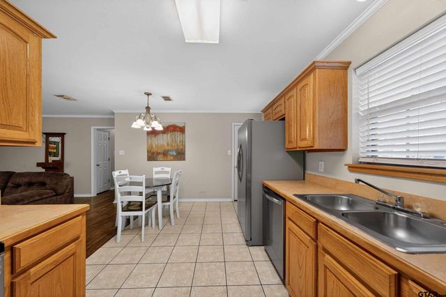 823 Willow Creek Dr, Jacksonville, TX 75766