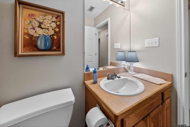 823 Willow Creek Dr, Jacksonville, TX 75766