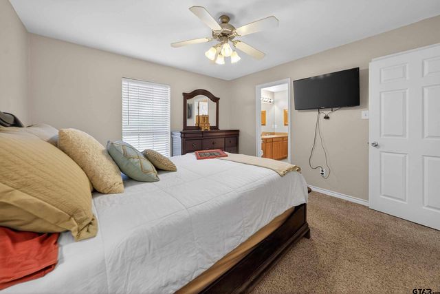 823 Willow Creek Dr, Jacksonville, TX 75766